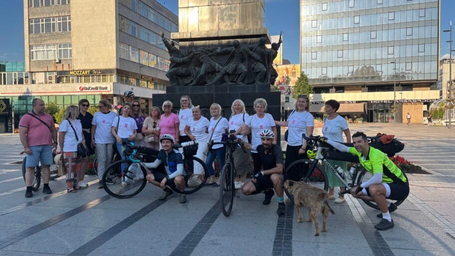 Voze bicikle 700 kilometara do Hilandara da prikupe pomoć za žene obolele od raka, dočekani aplauzima u Nišu 2 IMG 5987