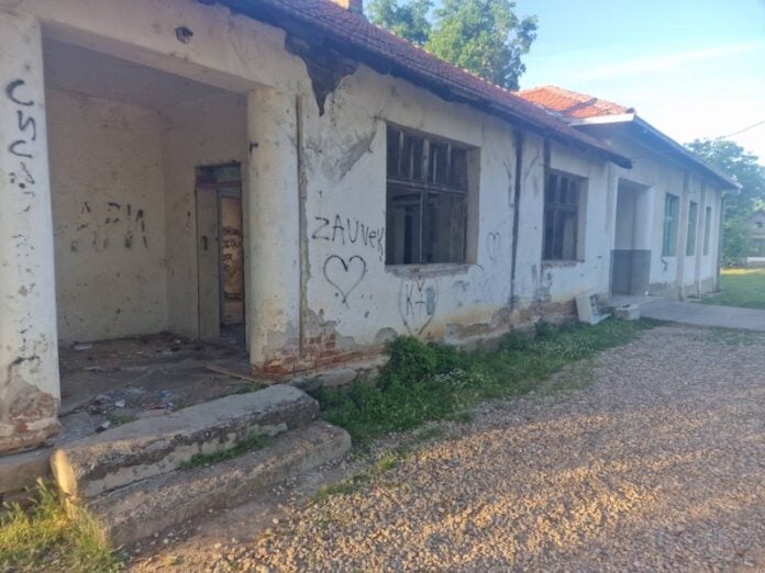Bez dozvole roditelja funkcioneri u Žitorađi se slikali sa đacima, pa brisali dokaze sa stranačkog Fejsbuka