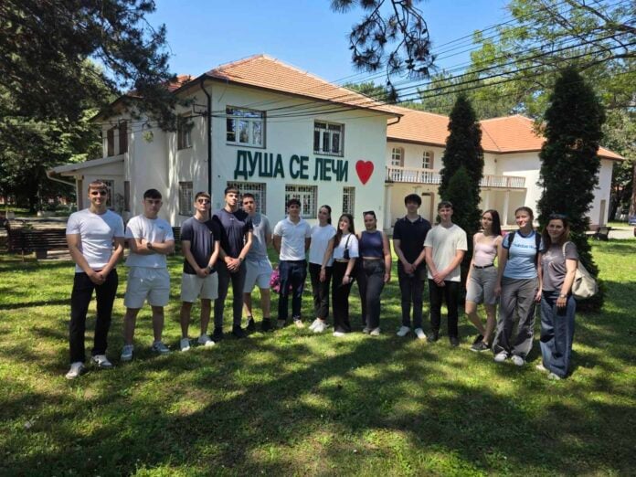 Maturanti IV-6 „Bore Stanković“ umesto poklona razrednoj novac donirali bolnici u Gornjoj Toponici