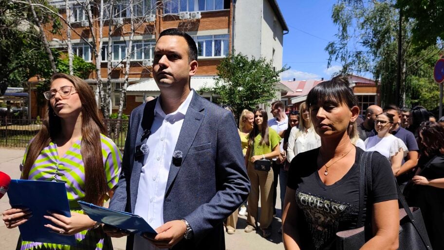 SNS tražio Opštini Medijana salu za konferenciju za medije, ali nije ušao - fikusi za predsednika i većnike 4 1000033316