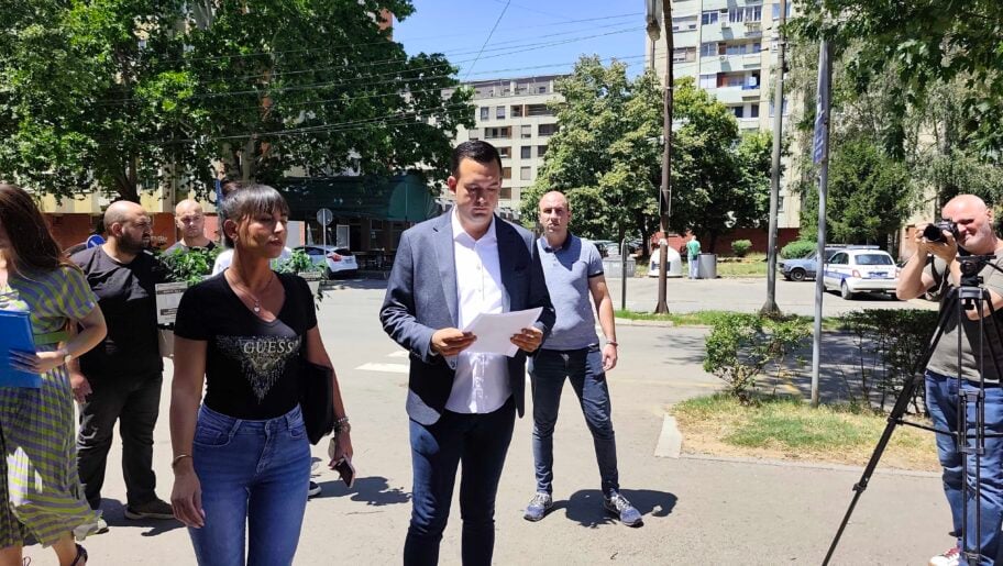 SNS tražio Opštini Medijana salu za konferenciju za medije, ali nije ušao - fikusi za predsednika i većnike 5 1000033328