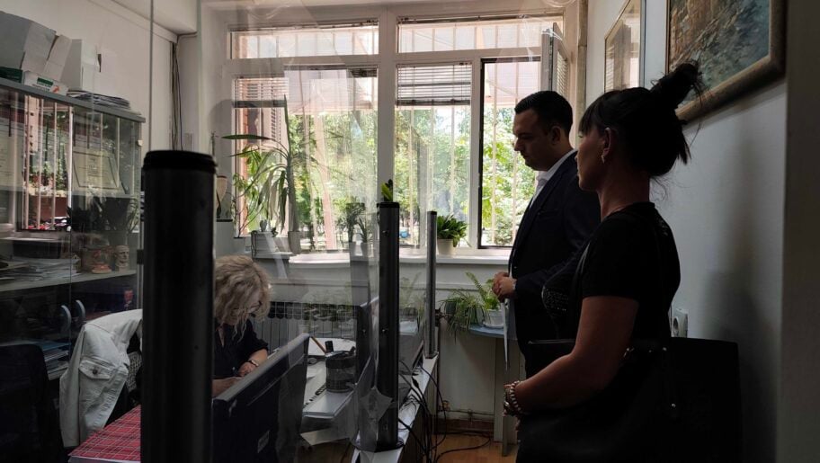 SNS tražio Opštini Medijana salu za konferenciju za medije, ali nije ušao - fikusi za predsednika i većnike 6 1000033331
