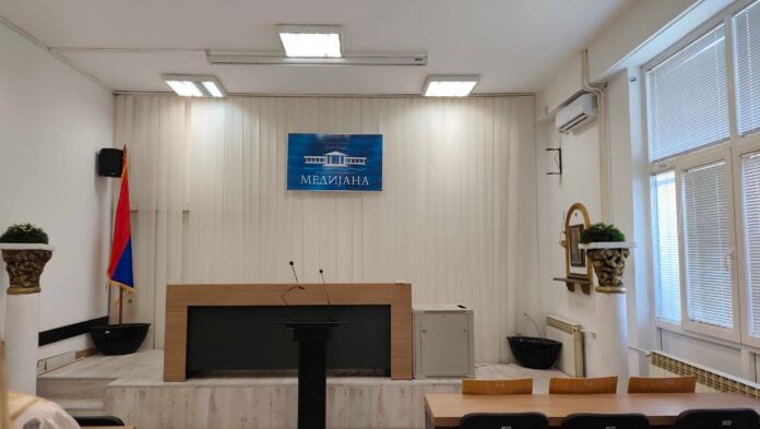 SNS tražio Opštini Medijana salu za konferenciju za medije, ali nije ušao – fikusi za predsednika i većnike