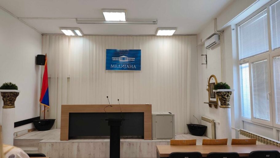 SNS tražio Opštini Medijana salu za konferenciju za medije, ali nije ušao - fikusi za predsednika i većnike 2 1000033350