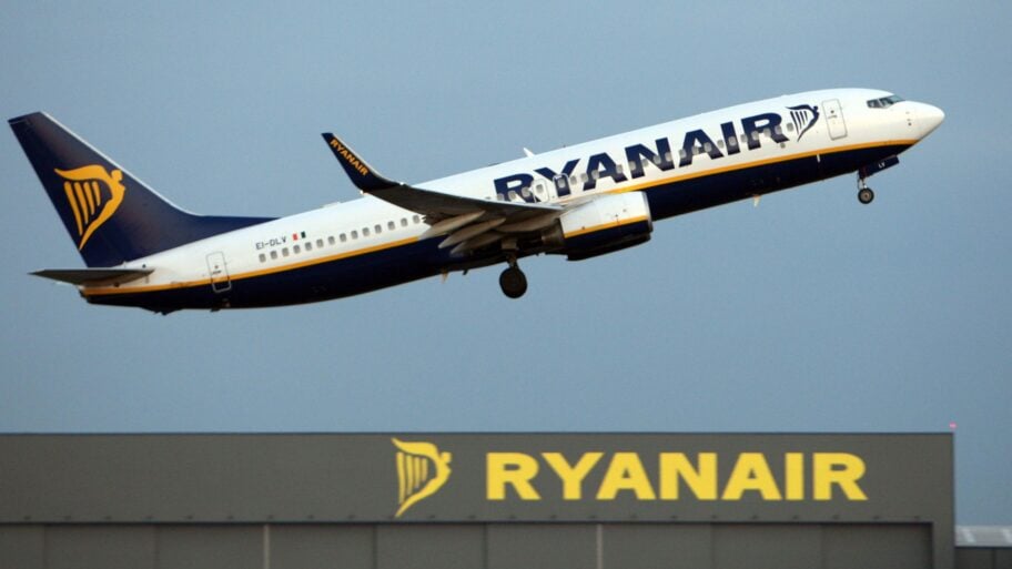 Oštećenje prozora na avionu u Solunu možda izazvao 'strani predmet': Rajaner 5 183e07e0 8512 11f1 a08a 6d526d664753