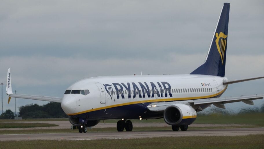 'Bilo je užasno': Supruga iz Srbije spasila muža da ne ispadne iz aviona Rajanera 2 3c6a1ee0 7d1c 11f1 b61e 1b6852ddc42f