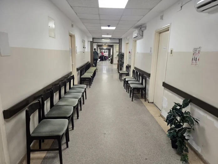 Iz UKC Niš kažu bolji uslovi u specijalističkim ambulantama, a pacijenti da je problem čekanje satima, a ne stolice
