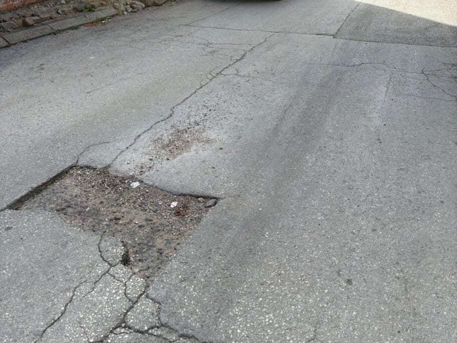 Nišlije iz Babičkog odreda tvrde da udarna rupa u ulici "slavi" prvi rođendan i traže reakciju nadležnih 2 IMG 6288 2 scaled e1783677558732
