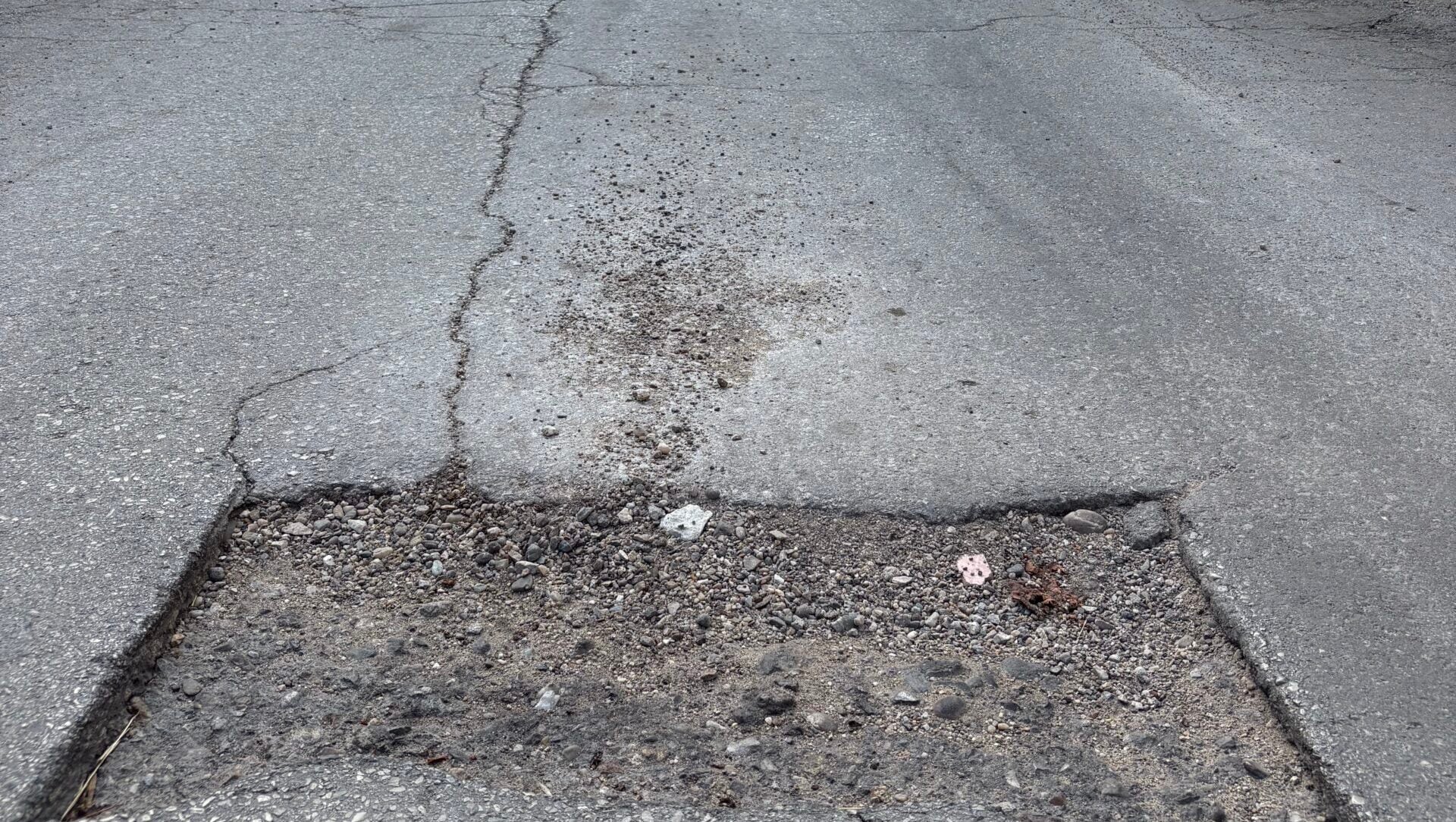 Nišlije iz Babičkog odreda tvrde da udarna rupa u ulici "slavi" prvi rođendan i traže reakciju nadležnih 1 IMG 6289 2 scaled e1783677572505