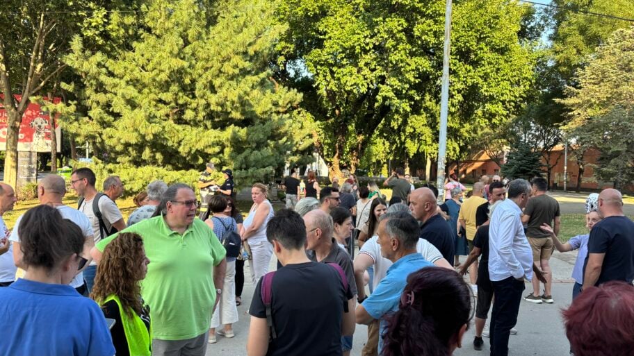 Stanovnici Kajmakčalanske u Nišu blokirali saobraćaj zbog problema sa vodom, traže zamenu dotrajalih cevi 2 IMG 7665