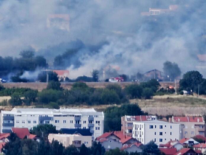 Požar na Viniku u Nišu – gori rastinje, vatra zahvatila i objekte