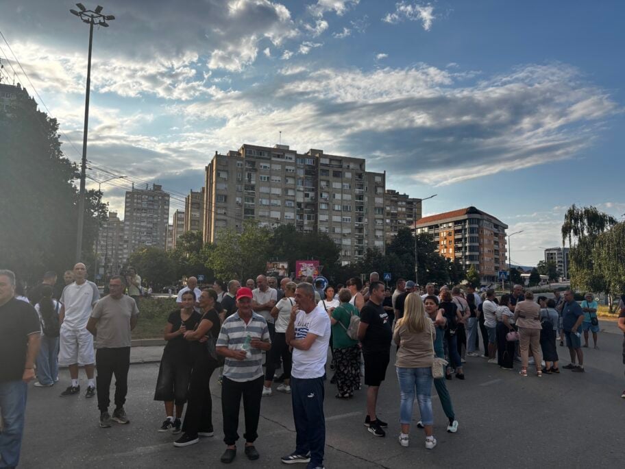 Pantelejci na sat vremena blokirali kružni tok kod „Delte“: „Nećemo prugu od 225.000 volti kroz naša naselja“ 2 IMG 8962