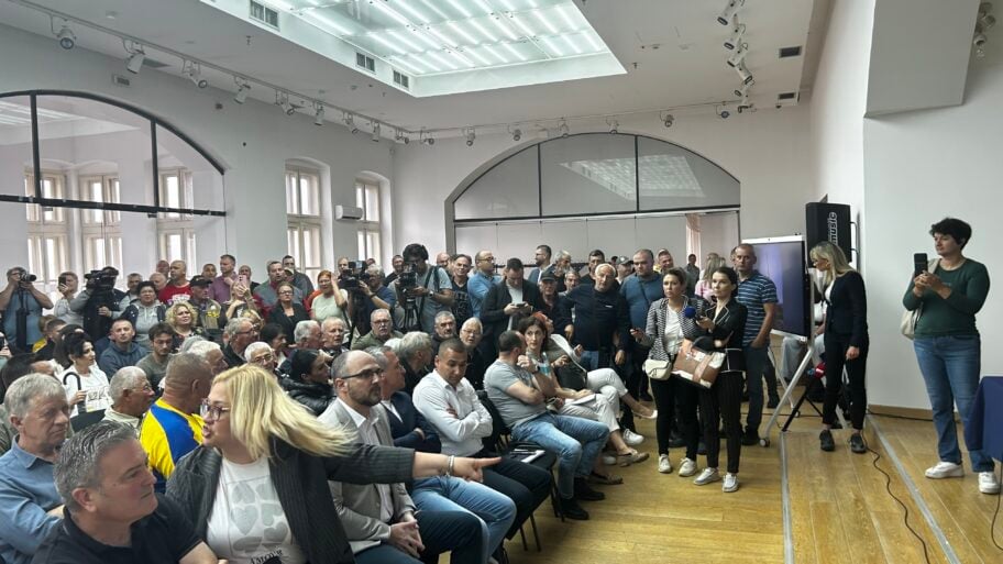 Zahtevi za promenu plana, odgovori o ekološkim rizicima i sumnje “ ko je čiji” - na prezentaciji rešenja za obilaznicu 6 IMG 9402