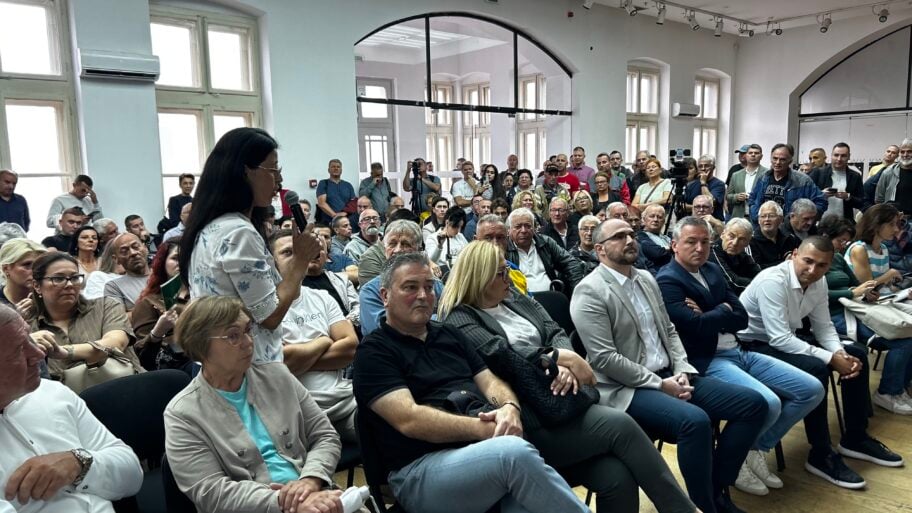 Zahtevi za promenu plana, odgovori o ekološkim rizicima i sumnje “ ko je čiji” - na prezentaciji rešenja za obilaznicu 4 IMG 9405
