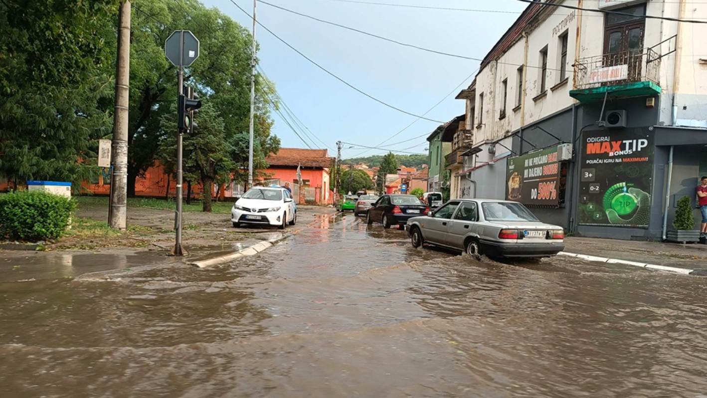 Stanovnici Kajmakčalanske ulice u Nišu u ponedeljak protestuju zbog problema sa vodom 1 Screenshot 2026 07 05 at 09.51.39