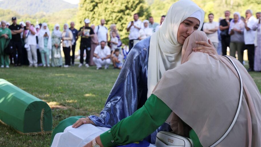 Pomen žrtvama genocida u Srebrenici, pisac Vladimir Arsenijević tvrdi da je napadnut u Beogradu 5 cbaa6390 7d16 11f1 b61e 1b6852ddc42f