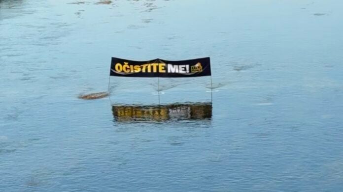 Transparent u Nišavi sa porukom „Očistite me“