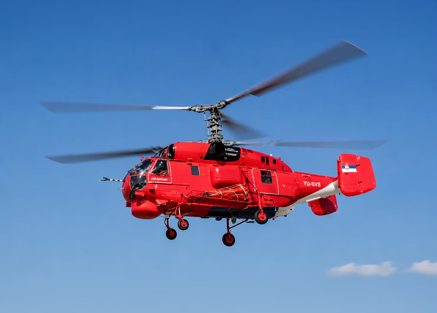 Protivpožarni helikopter i posada tokom leta borave na aerodromu u Nišu 1 mup