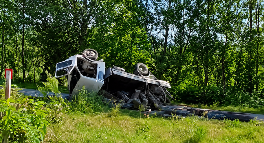 Jedna žena poginula, a troje povređeno u sudaru automobila i kamiona na ulazu u Gadžin Han 2 udes g han JUZNE VESTI