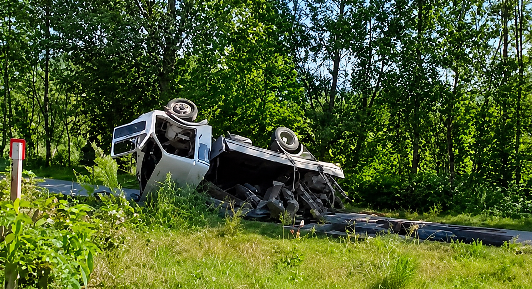 Jedna žena poginula, a troje povređeno u sudaru automobila i kamiona na ulazu u Gadžin Han 1 udes g han JUZNE VESTI